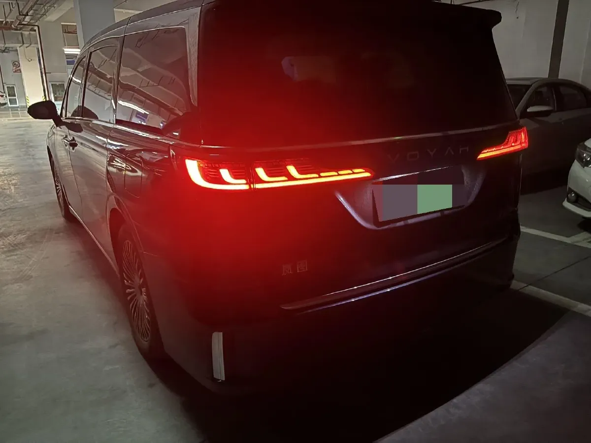 2025 Voyah Dream 1.5T 150HP L4 PHEV 41.7KWH,autocango,china used car exporter,china ev exporter,chinese used car exporter,chinese used ev exporter