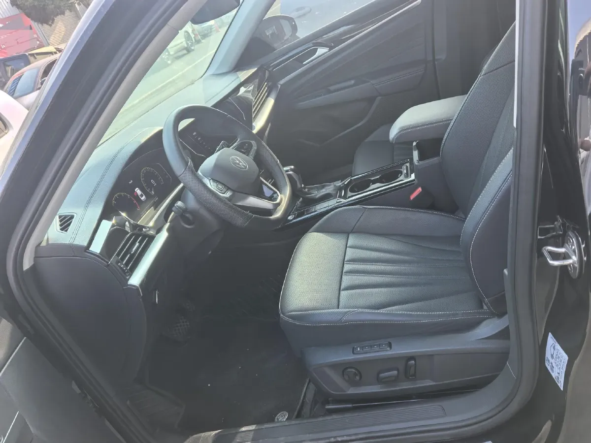 2025 Volkswagen Passat 2.0T 220HP L4 7DCT,autocango,china used car exporter,china ev exporter,chinese used car exporter,chinese used ev exporter