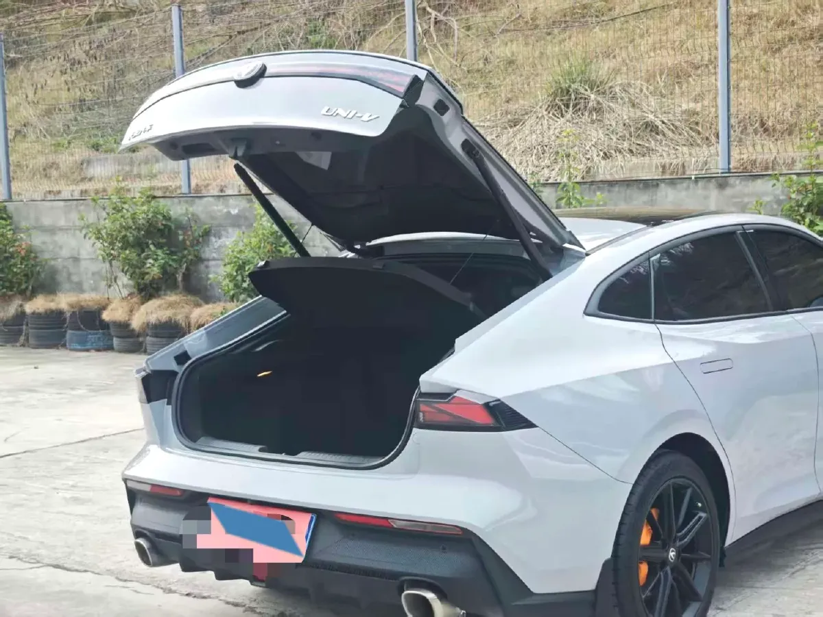 2022 ChangAn UNI-V 1.5T 188HP L4 7DCT,autocango,china used car exporter,china ev exporter,chinese used car exporter,chinese used ev exporter