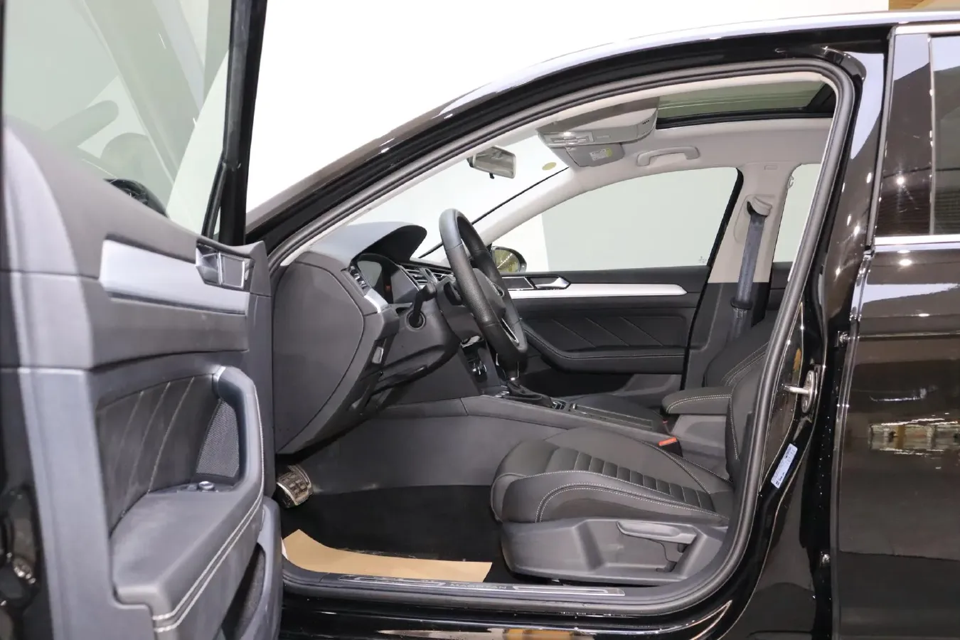 2025 Volkswagen Magotan 1.4T 150HP L4 7DCT,autocango,china used car exporter,china ev exporter,chinese used car exporter,chinese used ev exporter