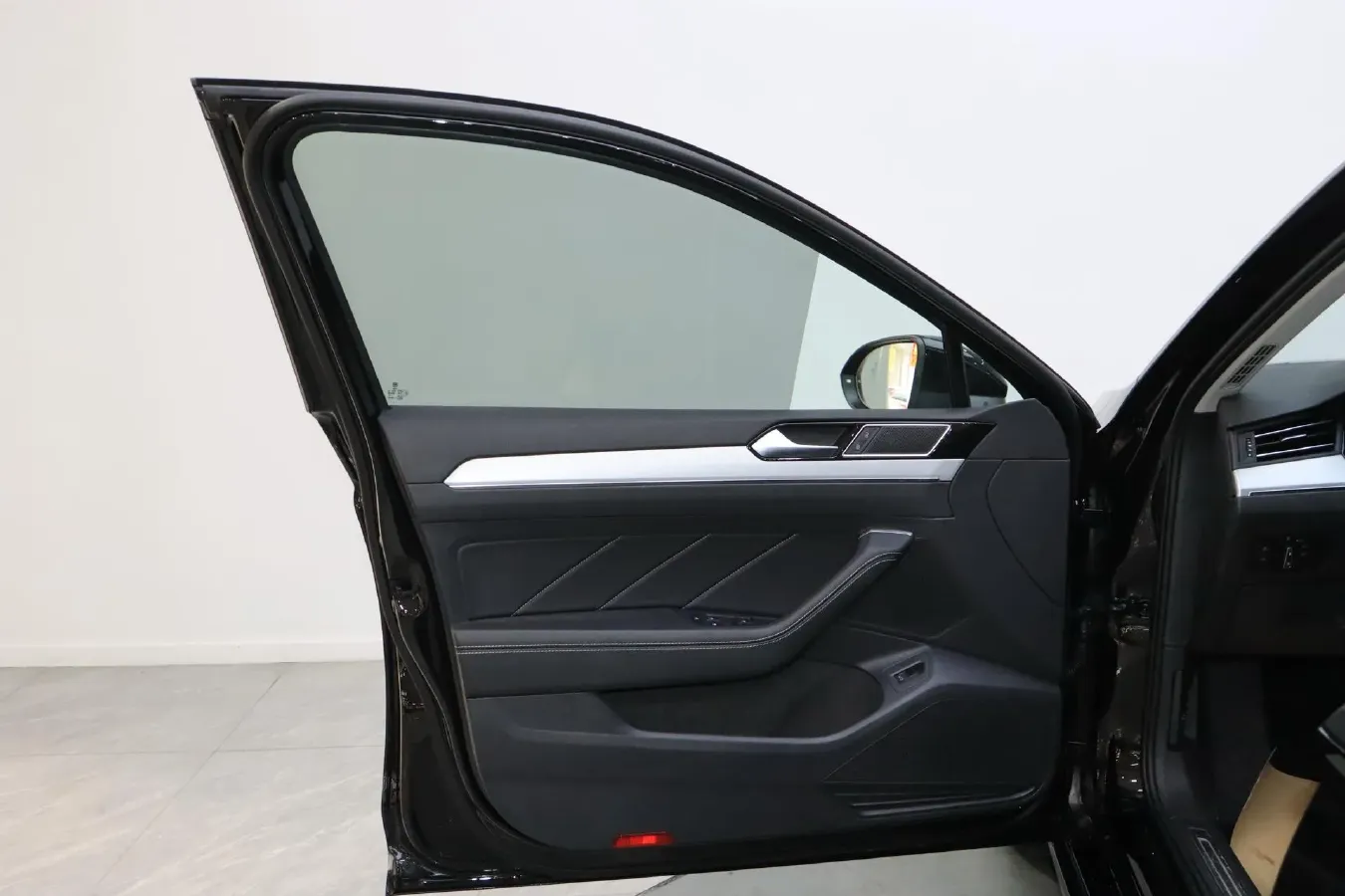 2025 Volkswagen Magotan 1.4T 150HP L4 7DCT,autocango,china used car exporter,china ev exporter,chinese used car exporter,chinese used ev exporter