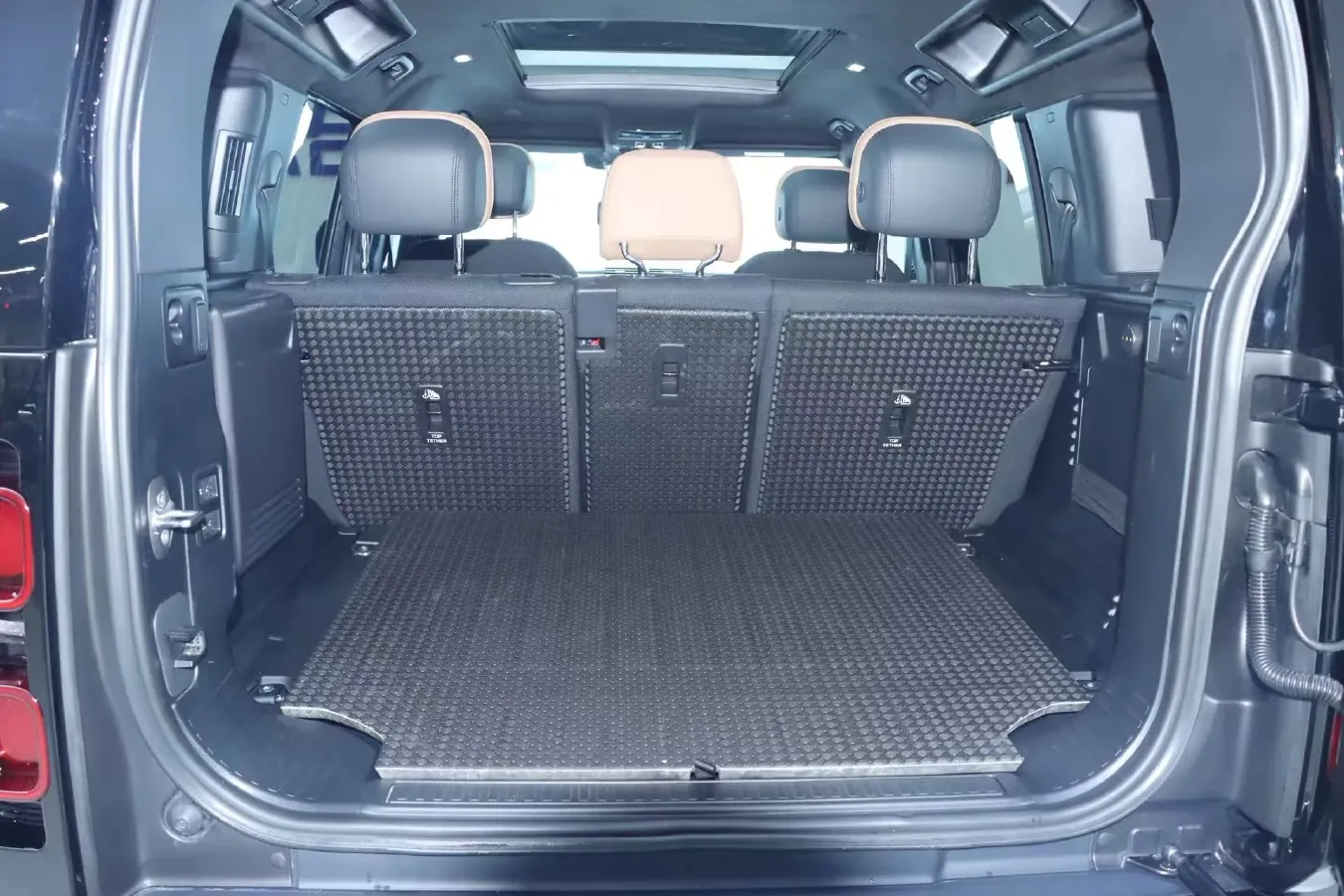 2025 Land Rover Defender 3.0T 400HP L6 8AT,autocango,china used car exporter,china ev exporter,chinese used car exporter,chinese used ev exporter