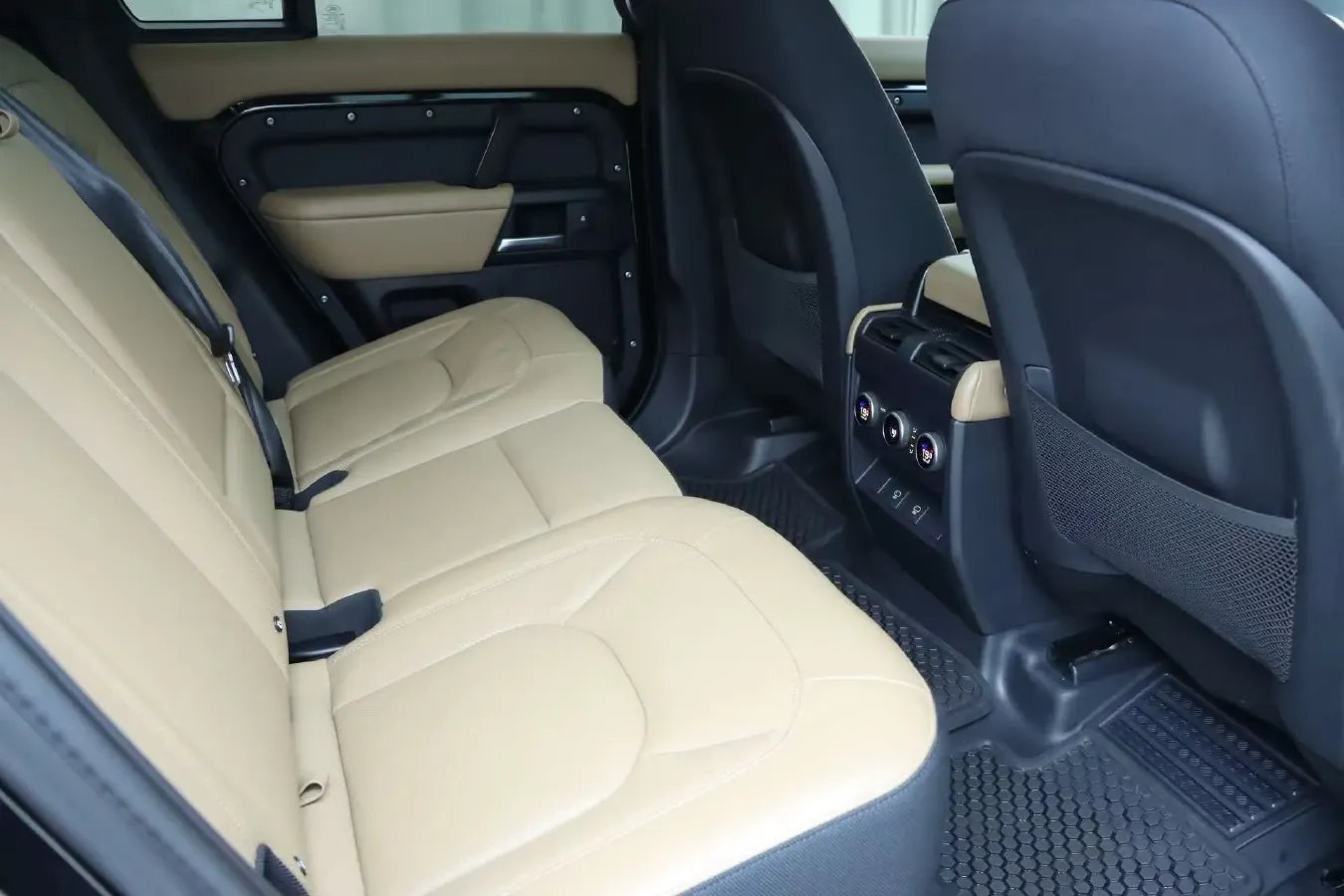 2025 Land Rover Defender 3.0T 400HP L6 8AT,autocango,china used car exporter,china ev exporter,chinese used car exporter,chinese used ev exporter