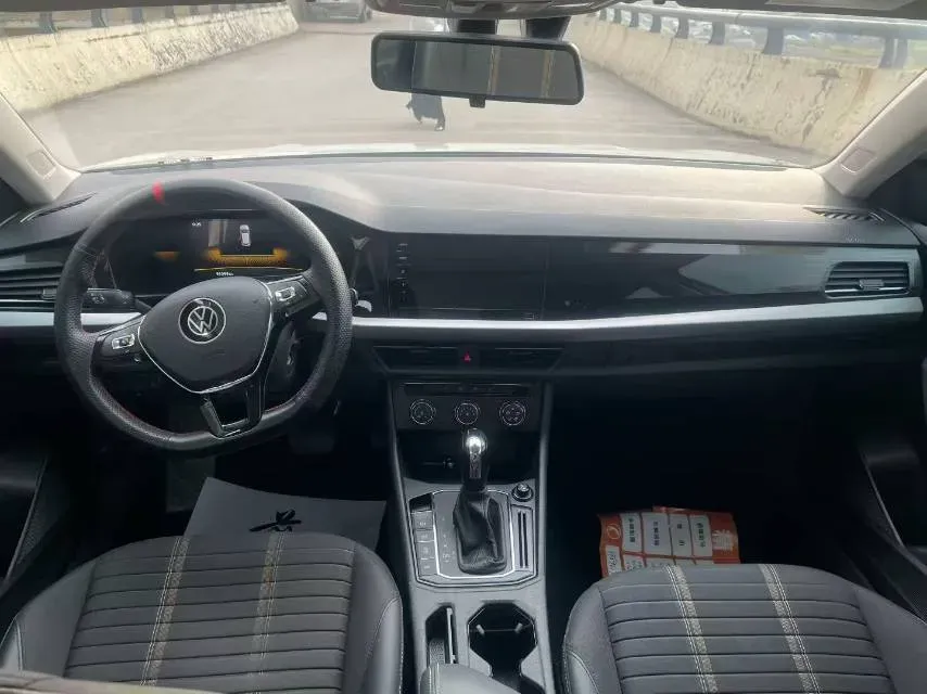 2022 Volkswagen T-Roc 1.4T 150HP L4 7DCT,autocango,china used car exporter,china ev exporter,chinese used car exporter,chinese used ev exporter