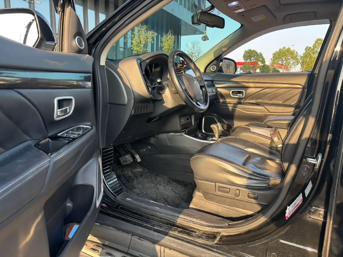 2021 Mitsubishi Outlander 2.0L 166HP L4 CVT,autocango,china used car exporter,china ev exporter,chinese used car exporter,chinese used ev exporter