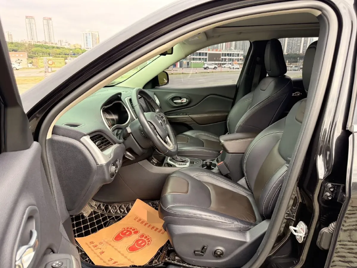 2020 Jeep Cherokee 2.0L 148HP L4 9AT,autocango,china used car exporter,china ev exporter,chinese used car exporter,chinese used ev exporter