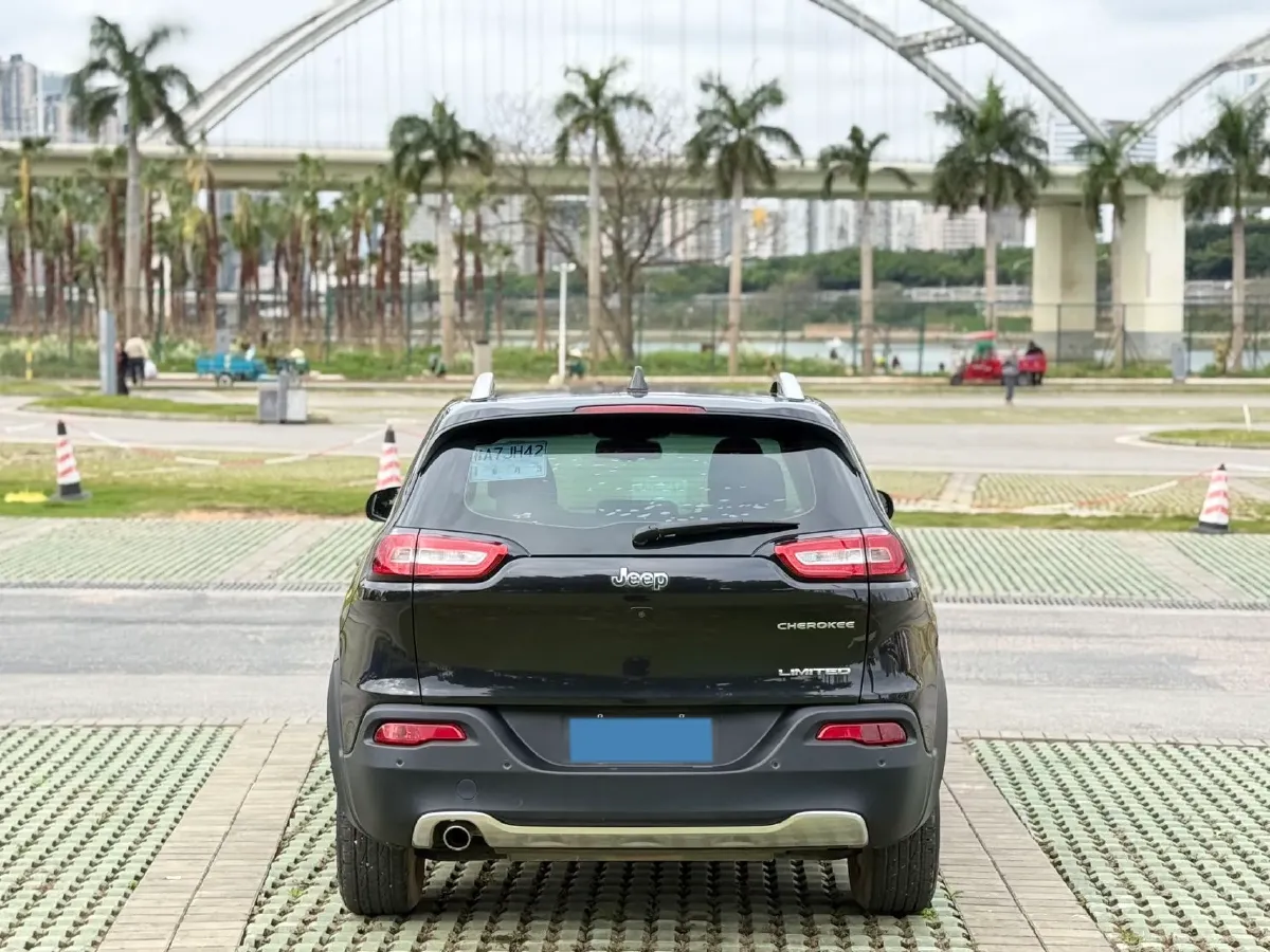 2020 Jeep Cherokee 2.0L 148HP L4 9AT,autocango,china used car exporter,china ev exporter,chinese used car exporter,chinese used ev exporter