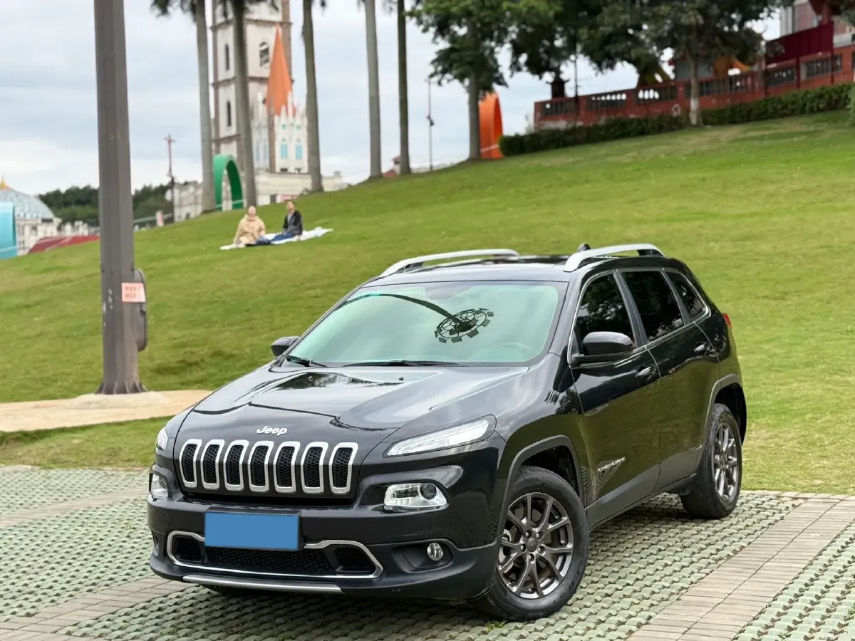 2020 Jeep Cherokee 2.0L 148HP L4 9AT,autocango,china used car exporter,china ev exporter,chinese used car exporter,chinese used ev exporter