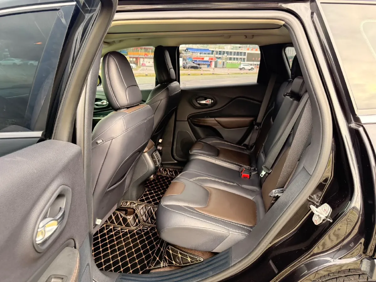 2020 Jeep Cherokee 2.0L 148HP L4 9AT,autocango,china used car exporter,china ev exporter,chinese used car exporter,chinese used ev exporter