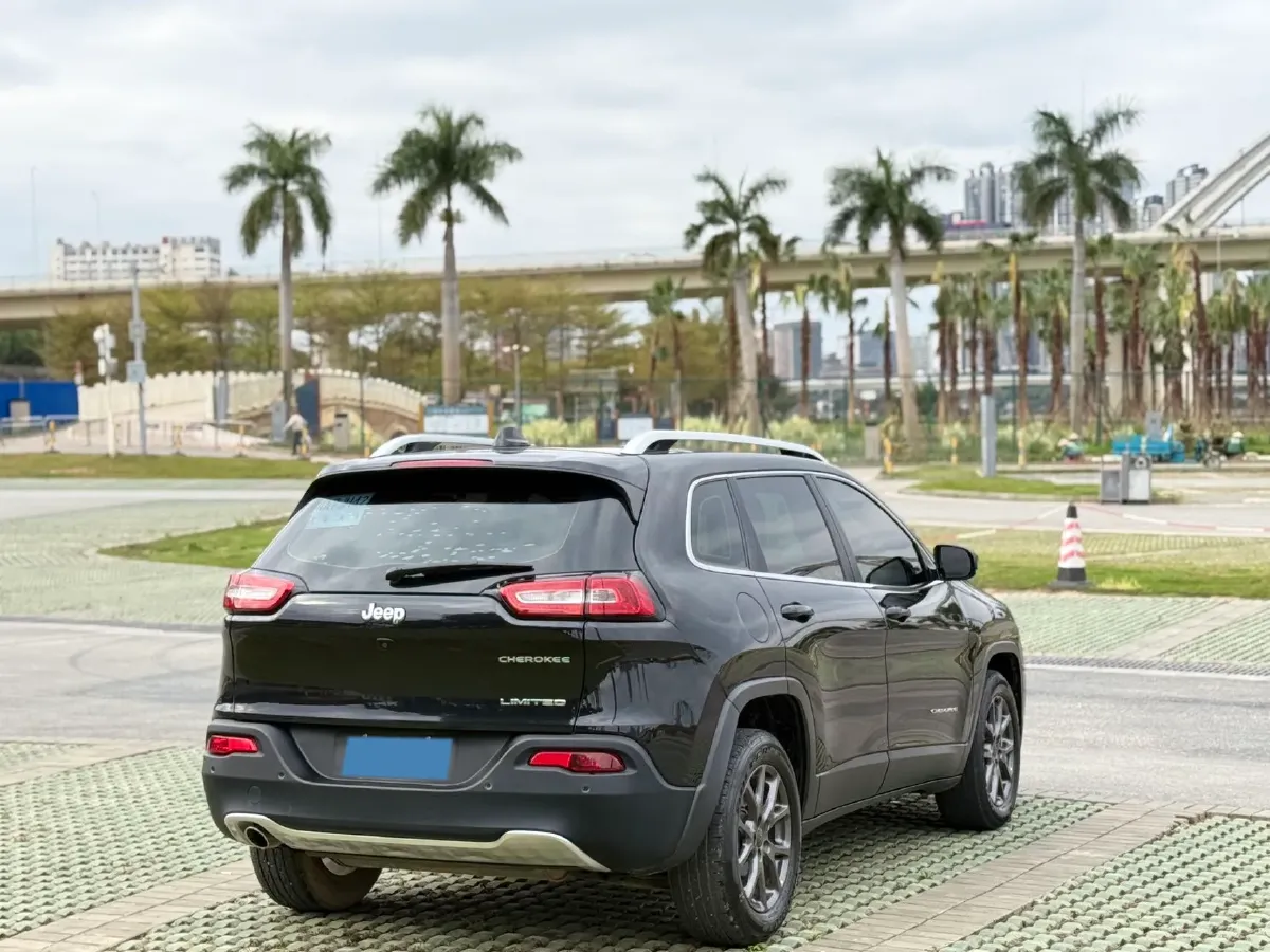 2020 Jeep Cherokee 2.0L 148HP L4 9AT,autocango,china used car exporter,china ev exporter,chinese used car exporter,chinese used ev exporter