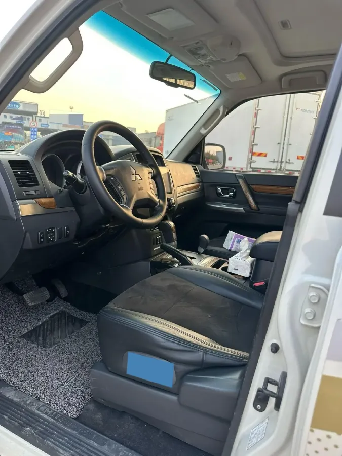 2016 Mitsubishi Pajero 3.0L 174HP V6 5AT,autocango,china used car exporter,china ev exporter,chinese used car exporter,chinese used ev exporter