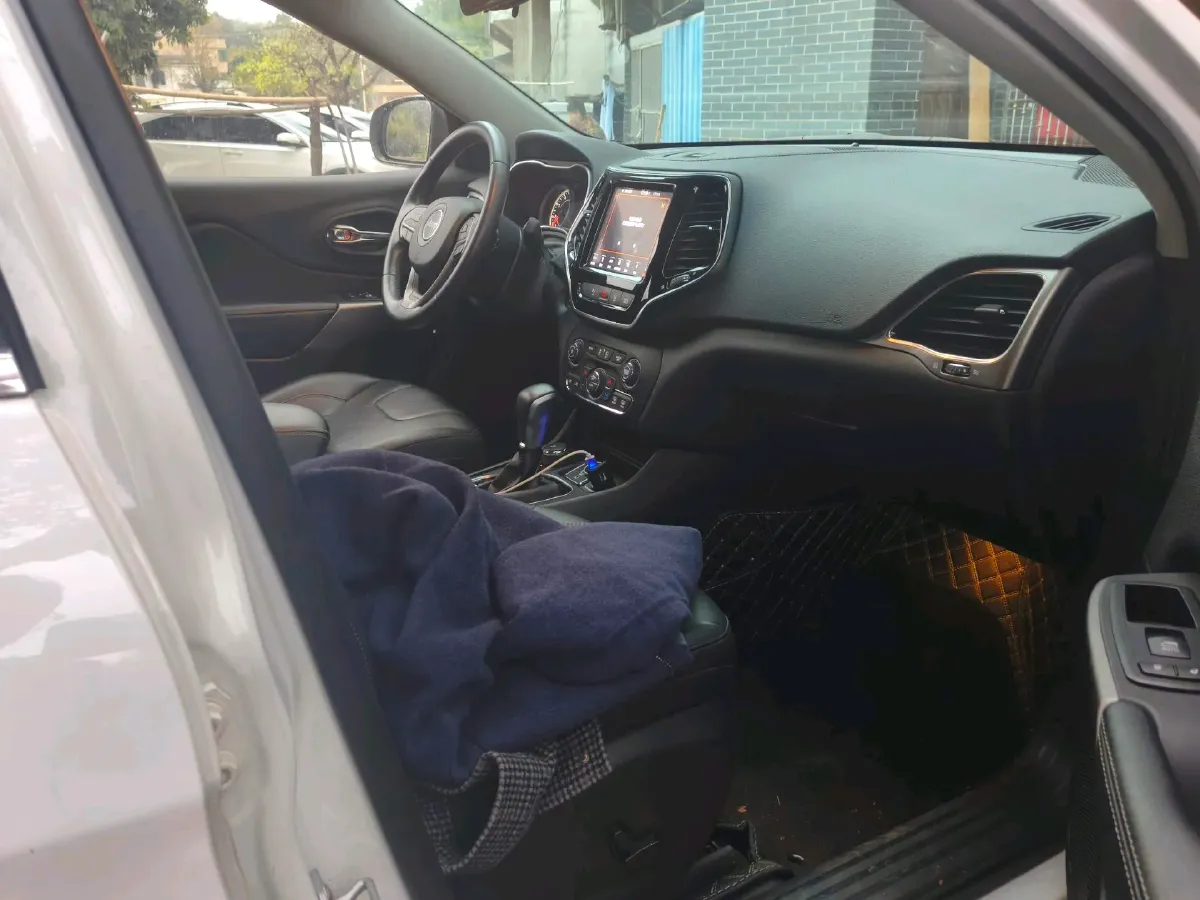 2019 Jeep Cherokee 2.0T 265HP L4 9AT,autocango,china used car exporter,china ev exporter,chinese used car exporter,chinese used ev exporter