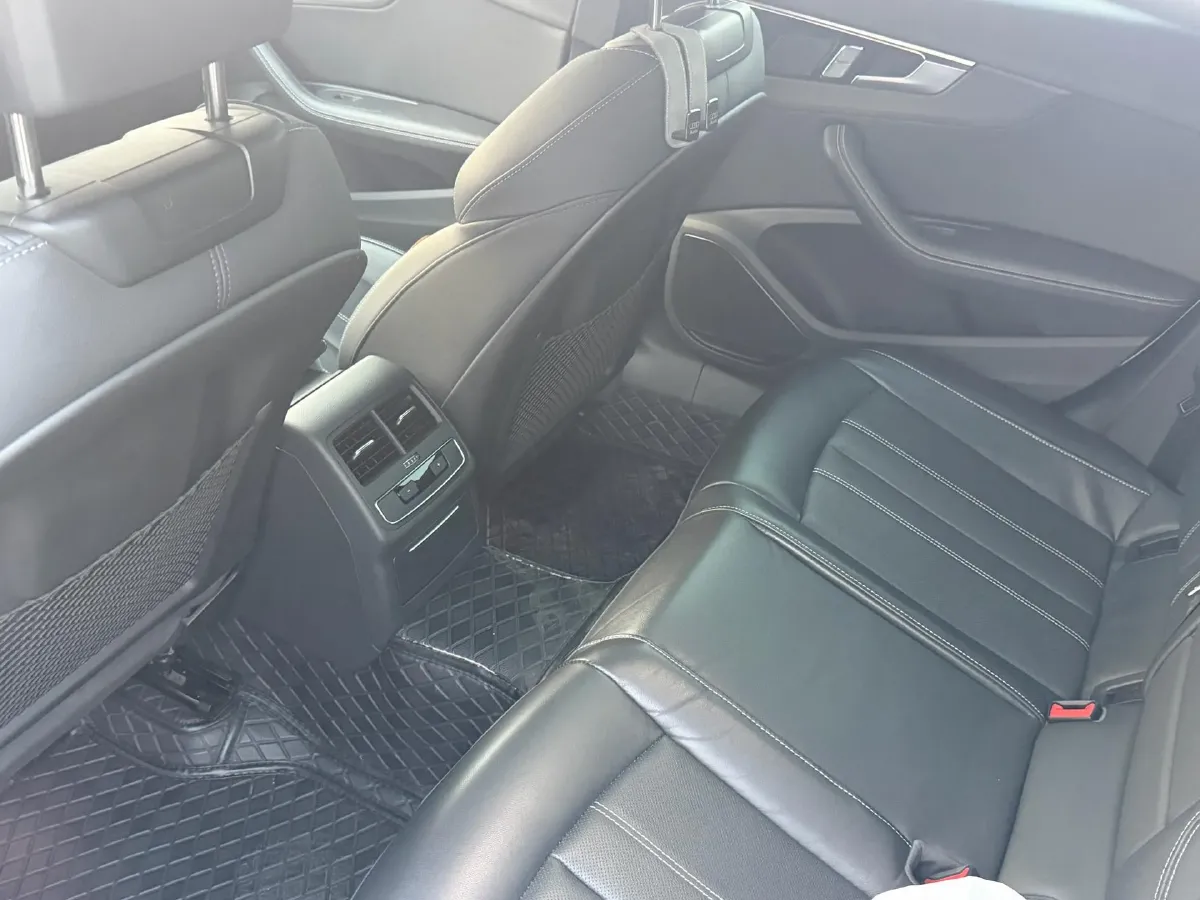 2023 Audi A4L 2.0T 190HP L4 7DCT,autocango,china used car exporter,china ev exporter,chinese used car exporter,chinese used ev exporter