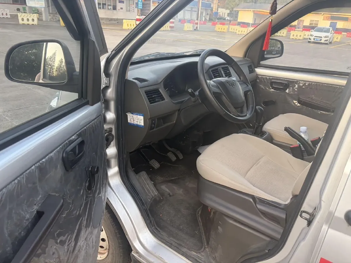 2020 WuLing RongGuang 1.2L 76HP L4 5MT,autocango,china used car exporter,china ev exporter,chinese used car exporter,chinese used ev exporter