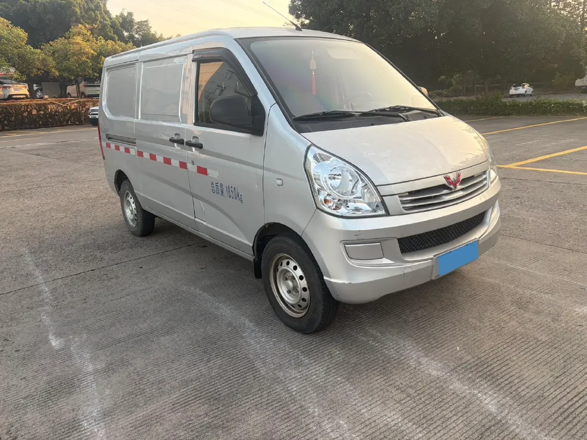 2020 WuLing RongGuang 1.2L 76HP L4 5MT,autocango,china used car exporter,china ev exporter,chinese used car exporter,chinese used ev exporter