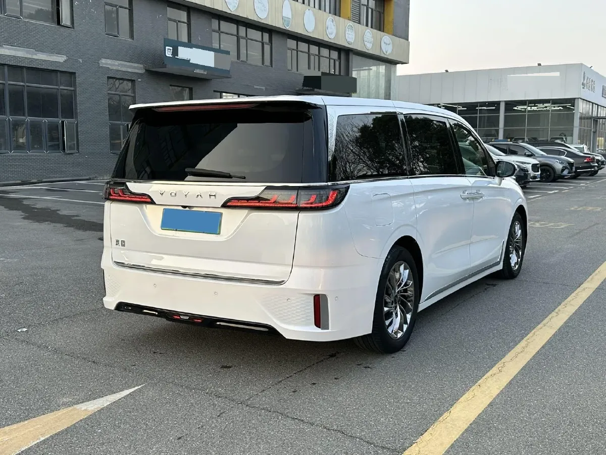 2024 Voyah Dream 1.5T 150HP L4 PHEV 43KWH,autocango,china used car exporter,china ev exporter,chinese used car exporter,chinese used ev exporter