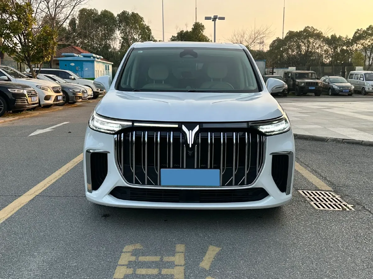 2024 Voyah Dream 1.5T 150HP L4 PHEV 43KWH,autocango,china used car exporter,china ev exporter,chinese used car exporter,chinese used ev exporter
