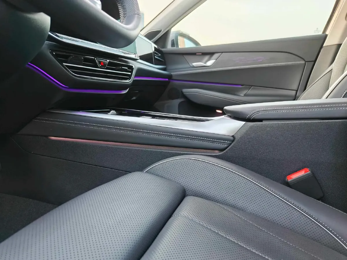 2025 Volkswagen Passat 2.0T 220HP L4 7DCT,autocango,china used car exporter,china ev exporter,chinese used car exporter,chinese used ev exporter