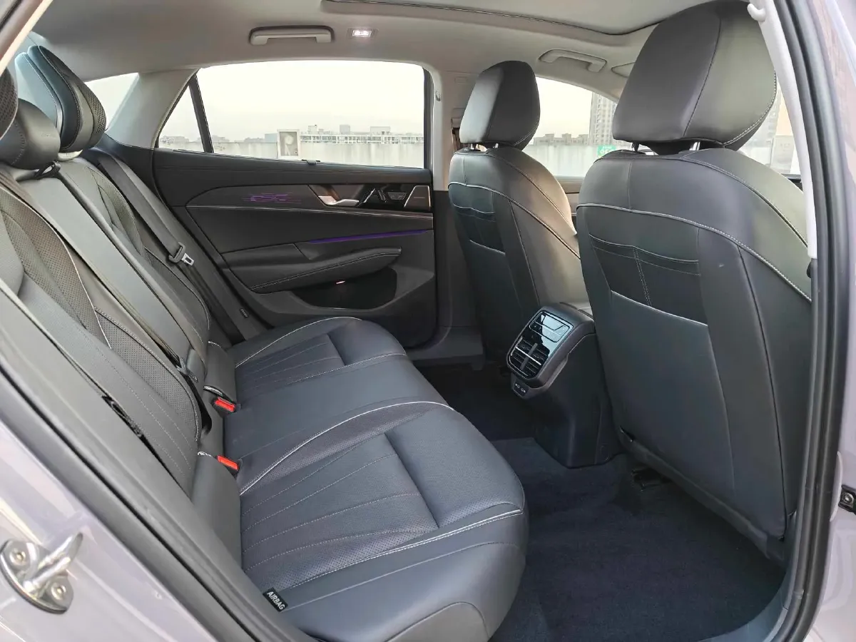 2025 Volkswagen Passat 2.0T 220HP L4 7DCT,autocango,china used car exporter,china ev exporter,chinese used car exporter,chinese used ev exporter