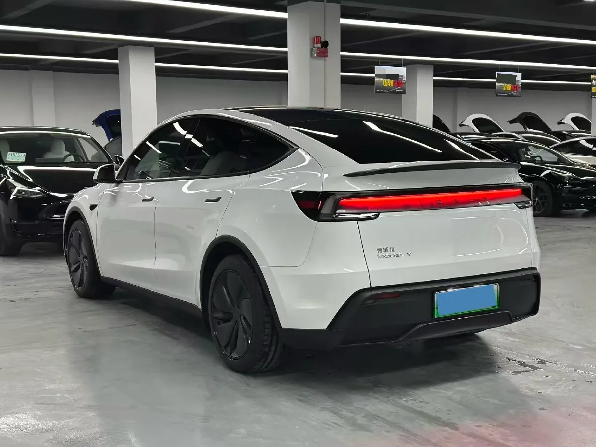 2025 Tesla Model Y BEV 62.5KWH,autocango,china used car exporter,china ev exporter,chinese used car exporter,chinese used ev exporter