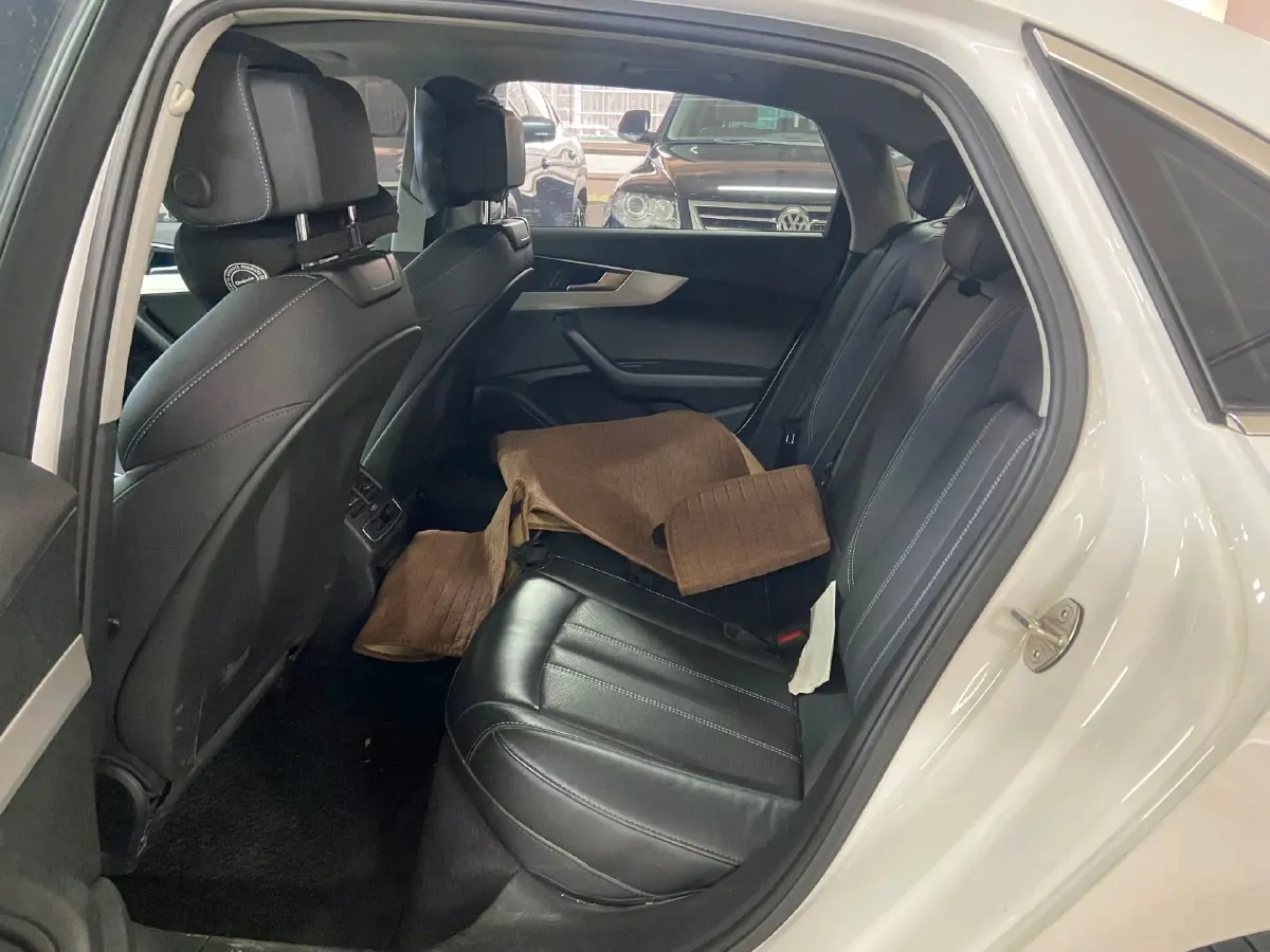 2022 Audi A4L 2.0T 190HP L4 7DCT,autocango,china used car exporter,china ev exporter,chinese used car exporter,chinese used ev exporter