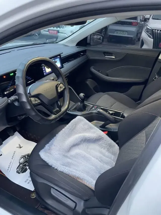 2023 Roewe i5 1.5L 129HP L4 5MT,autocango,china used car exporter,china ev exporter,chinese used car exporter,chinese used ev exporter