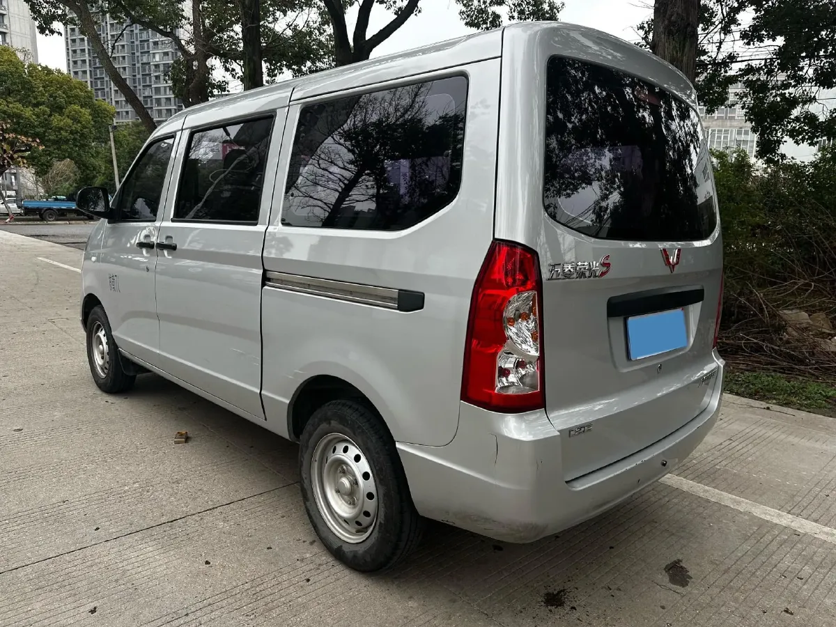 2022 WuLing RongGuang S 1.2L 76HP L4 5MT,autocango,china used car exporter,china ev exporter,chinese used car exporter,chinese used ev exporter