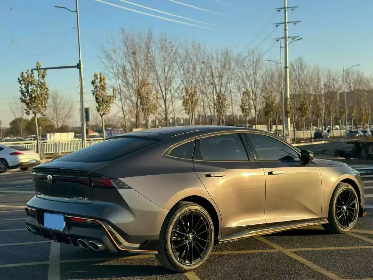 2023 ChangAn UNI-V 1.5T 188HP L4 7DCT,autocango,china used car exporter,china ev exporter,chinese used car exporter,chinese used ev exporter