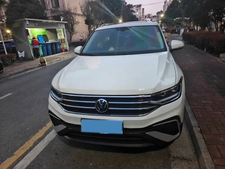 2023 Volkswagen Tiguan L 2.0T 186HP L4 7DCT,autocango,china used car exporter,china ev exporter,chinese used car exporter,chinese used ev exporter