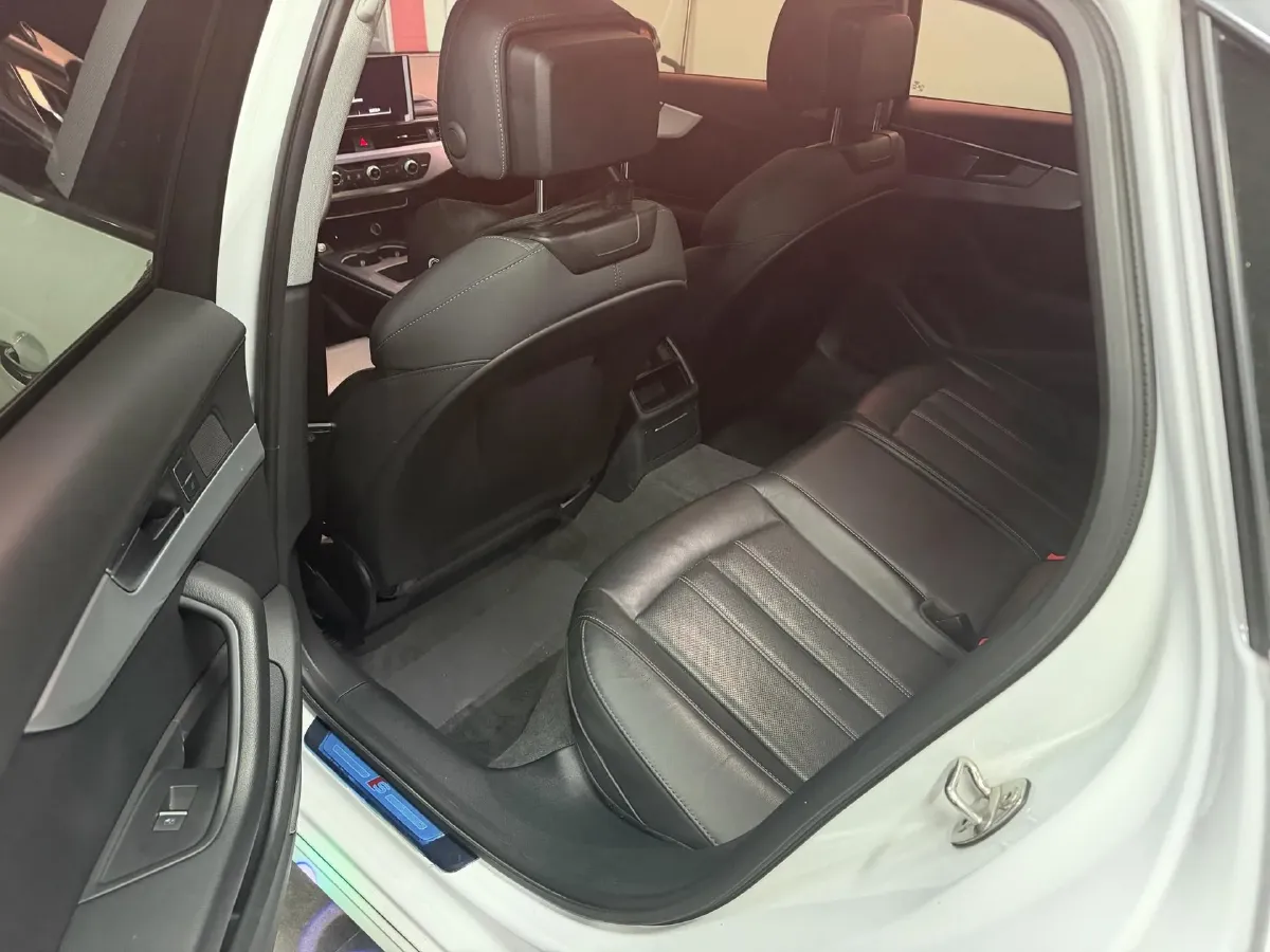 2023 Audi A4L 2.0T 190HP L4 7DCT,autocango,china used car exporter,china ev exporter,chinese used car exporter,chinese used ev exporter