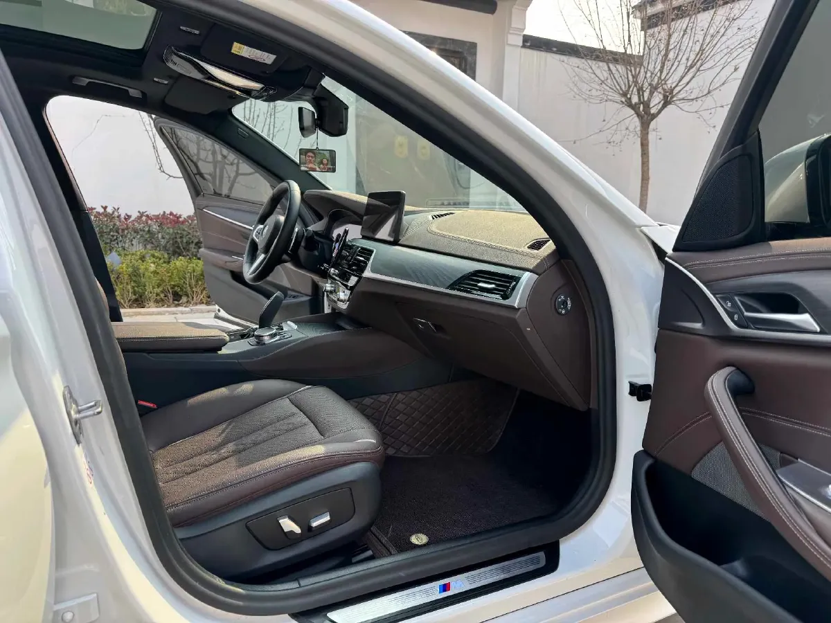 2022 BMW 5 Series 2.0T 252HP L4 8AT,autocango,china used car exporter,china ev exporter,chinese used car exporter,chinese used ev exporter