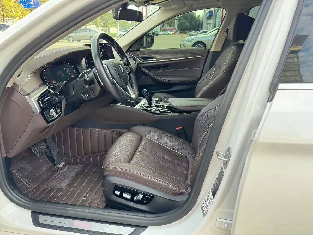 2022 BMW 5 Series 2.0T 252HP L4 8AT,autocango,china used car exporter,china ev exporter,chinese used car exporter,chinese used ev exporter