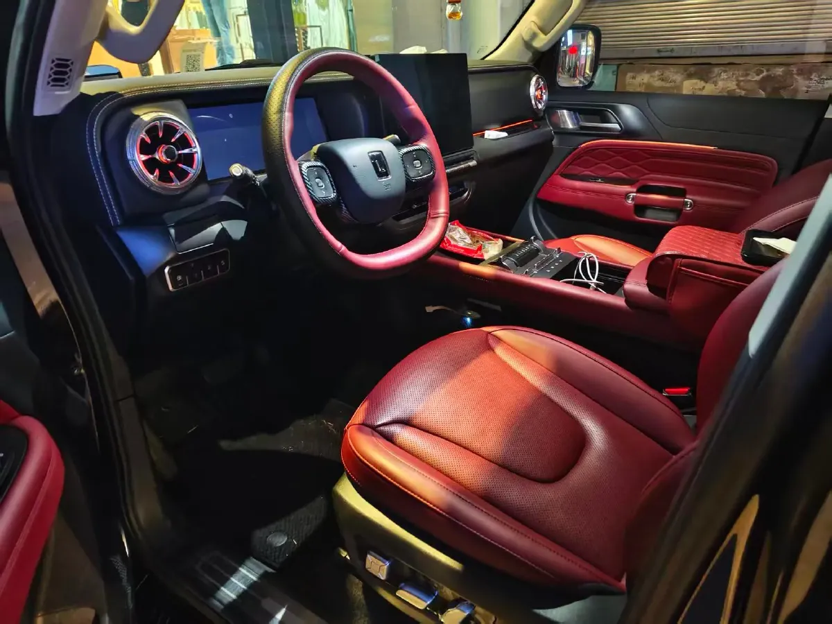 2025 Tank 300 2.0T 252HP L4 9AT PHEV,autocango,china used car exporter,china ev exporter,chinese used car exporter,chinese used ev exporter