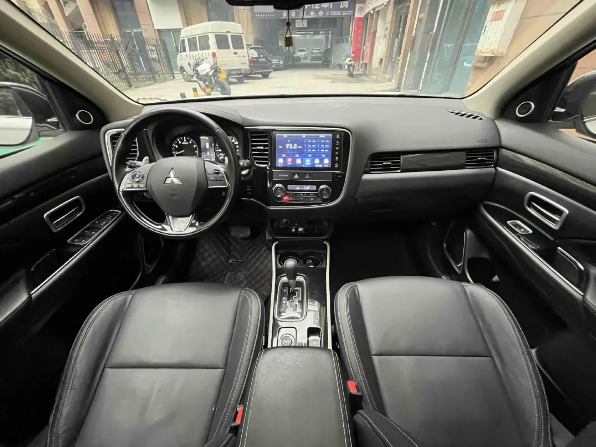 2018 Mitsubishi Outlander 2.4L 192HP L4 CVT,autocango,china used car exporter,china ev exporter,chinese used car exporter,chinese used ev exporter