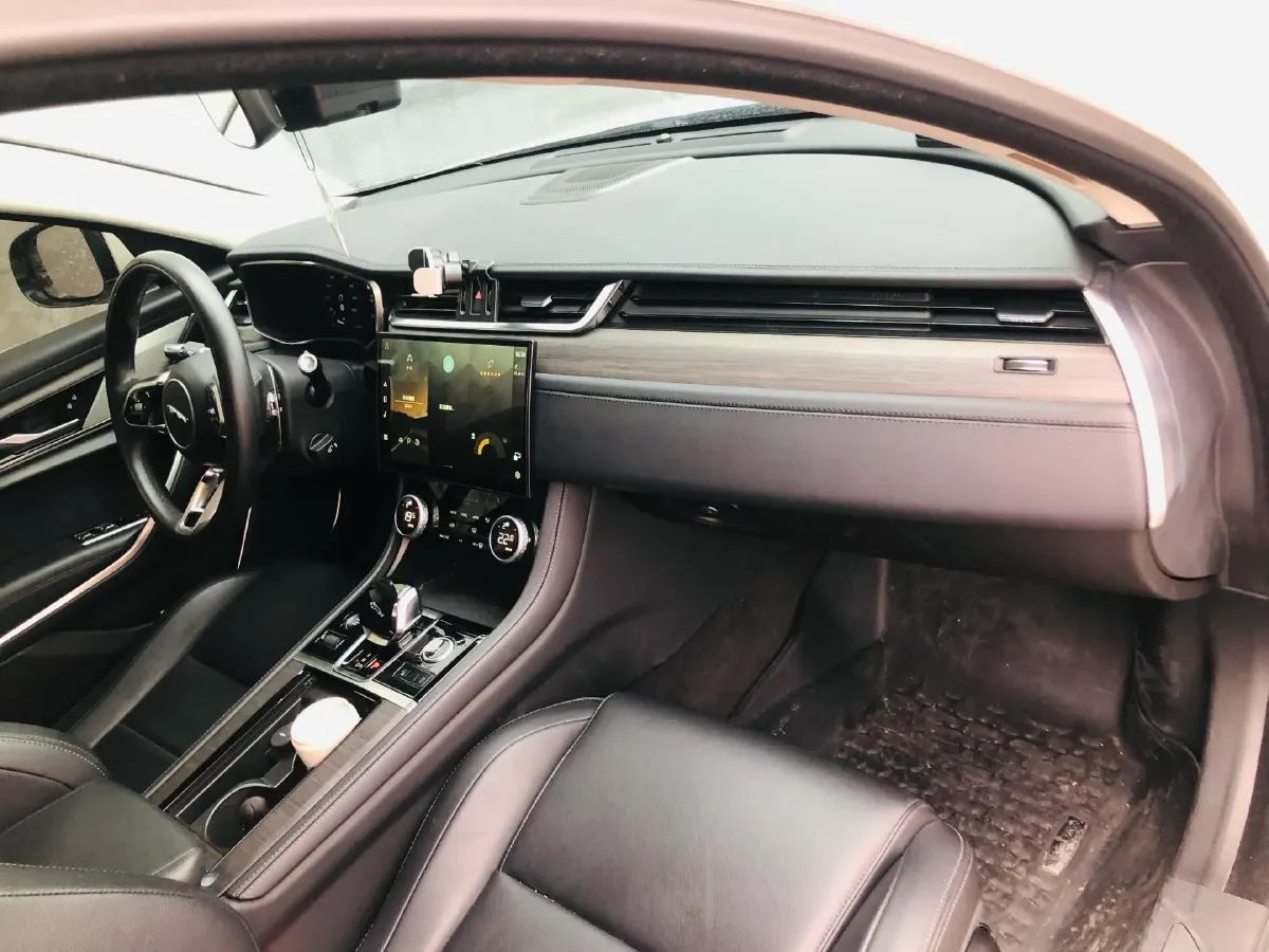 2022 Jaguar XFL 2.0T 200HP L4 8AT,autocango,china used car exporter,china ev exporter,chinese used car exporter,chinese used ev exporter