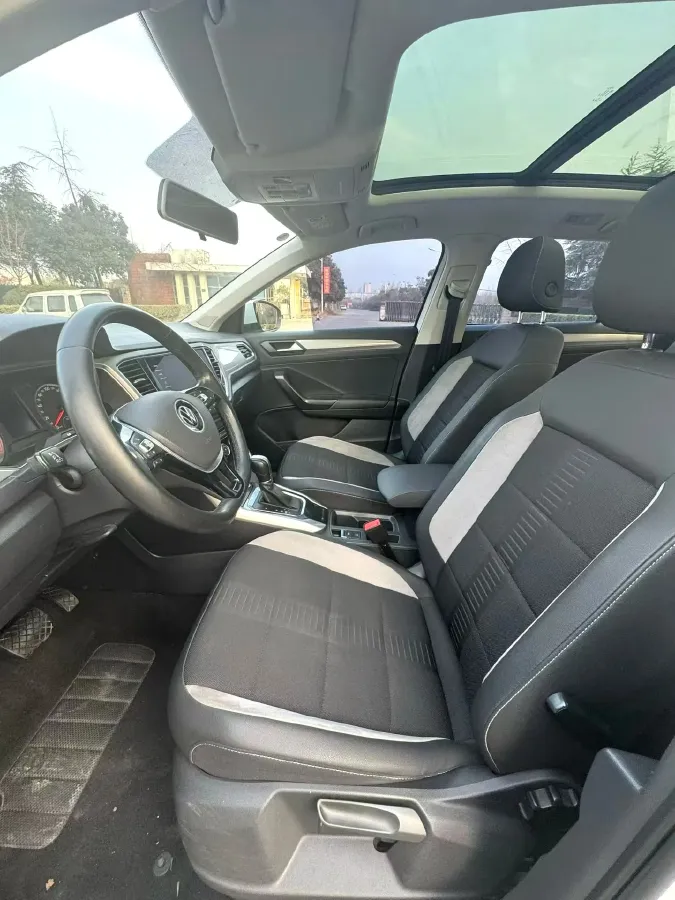 2022 Volkswagen T-Roc 1.4T 150HP L4 7DCT,autocango,china used car exporter,china ev exporter,chinese used car exporter,chinese used ev exporter