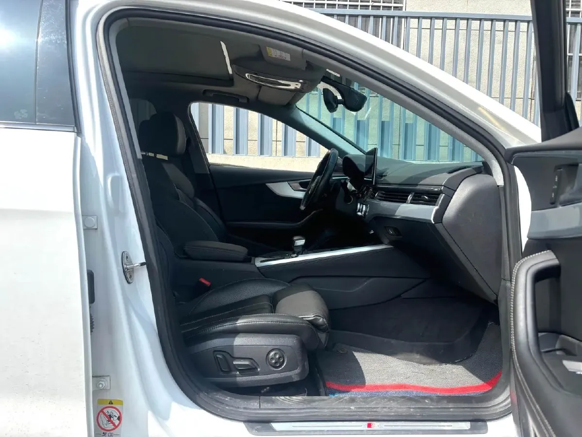 2022 Audi A4L 2.0T 190HP L4 7DCT,autocango,china used car exporter,china ev exporter,chinese used car exporter,chinese used ev exporter