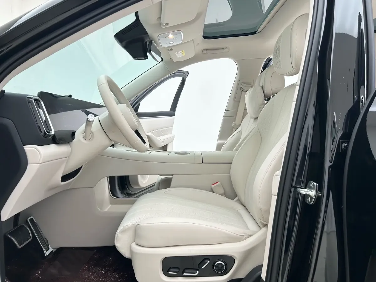 2025 AITO AITO M8 REEV 160HP REEV 53.4KWH,autocango,china used car exporter,china ev exporter,chinese used car exporter,chinese used ev exporter