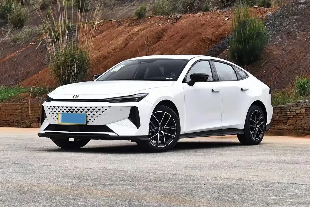 2024 ChangAn UNI-V iDD 1.5L 110HP L4 E-CVT PHEV 18.99KWH,autocango,china used car exporter,china ev exporter,chinese used car exporter,chinese used ev exporter