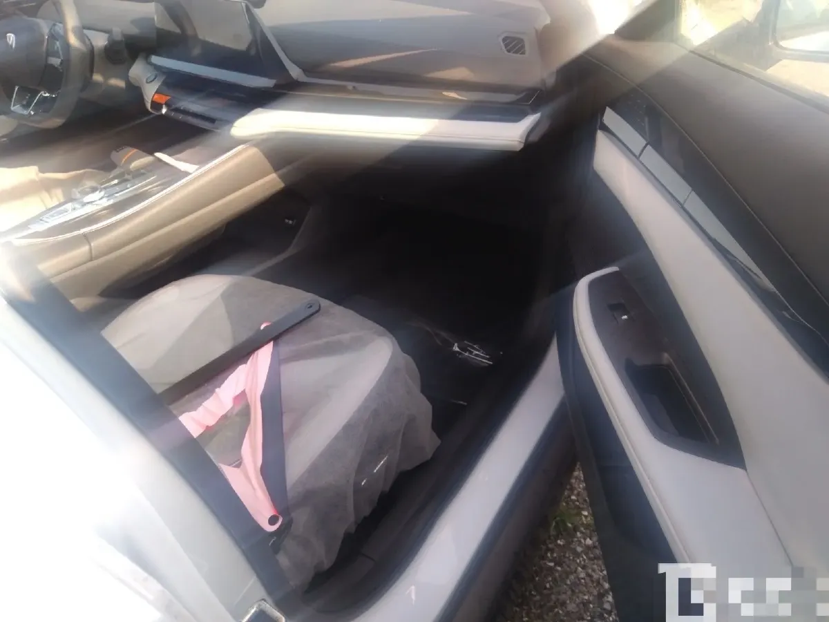 2024 ChangAn UNI-V iDD 1.5L 110HP L4 E-CVT PHEV 18.99KWH,autocango,china used car exporter,china ev exporter,chinese used car exporter,chinese used ev exporter