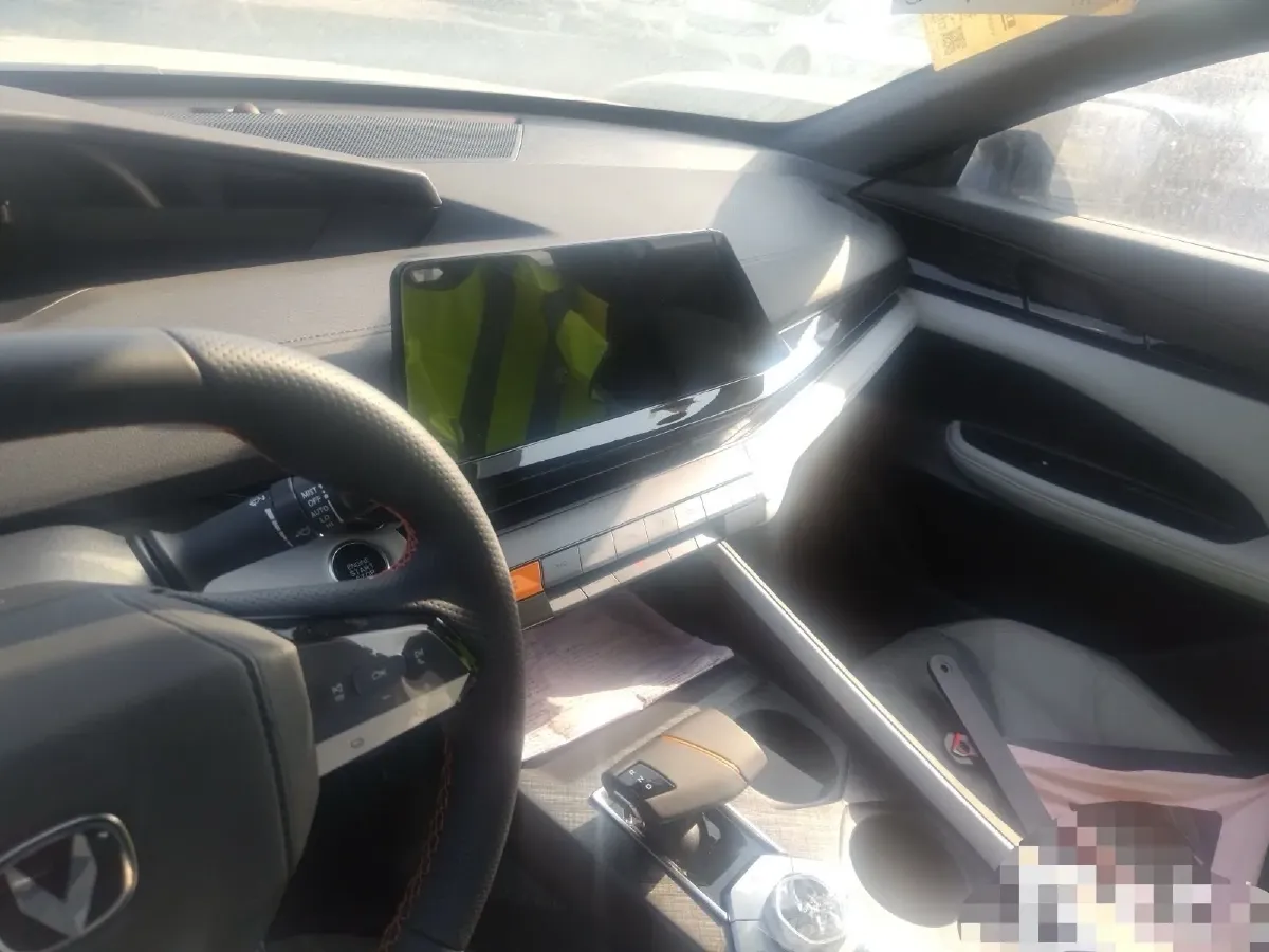 2024 ChangAn UNI-V iDD 1.5L 110HP L4 E-CVT PHEV 18.99KWH,autocango,china used car exporter,china ev exporter,chinese used car exporter,chinese used ev exporter