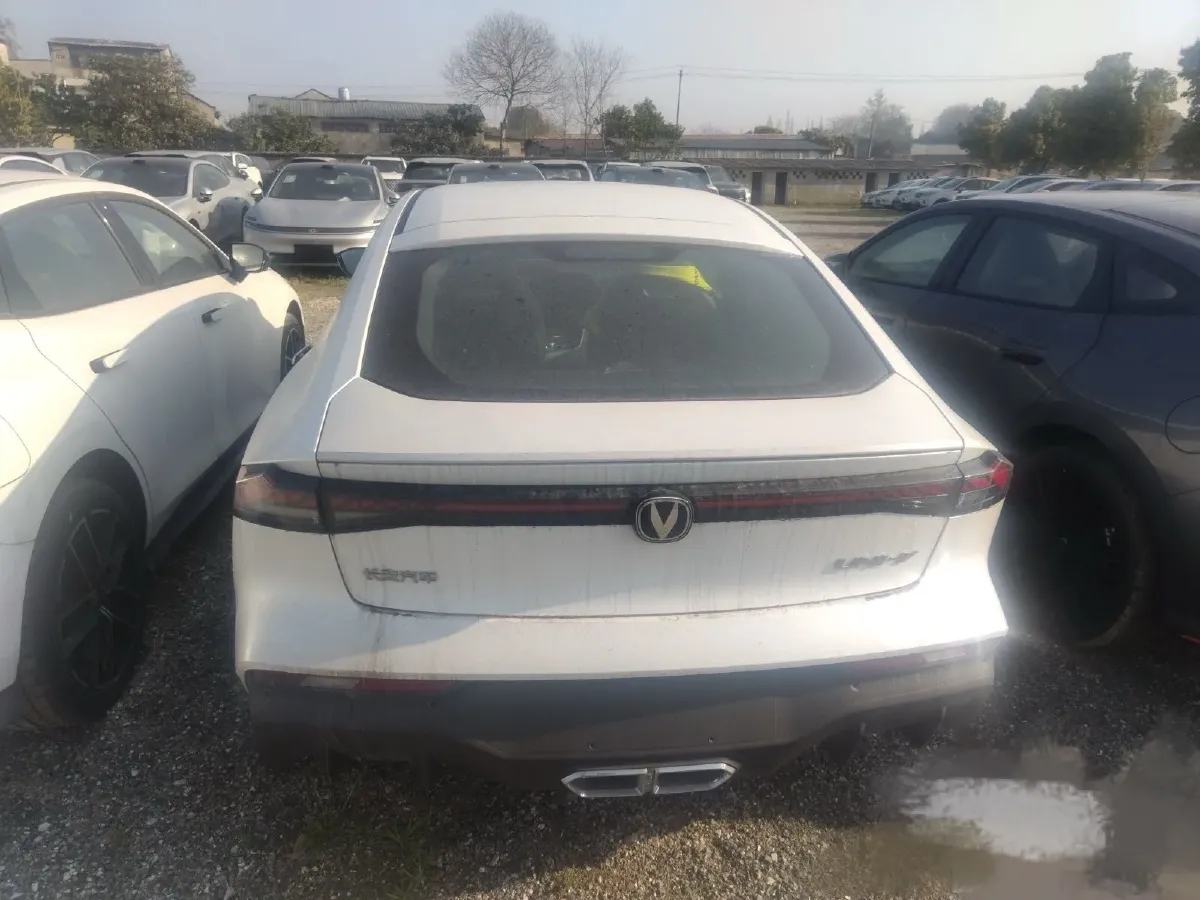 2024 ChangAn UNI-V iDD 1.5L 110HP L4 E-CVT PHEV 18.99KWH,autocango,china used car exporter,china ev exporter,chinese used car exporter,chinese used ev exporter