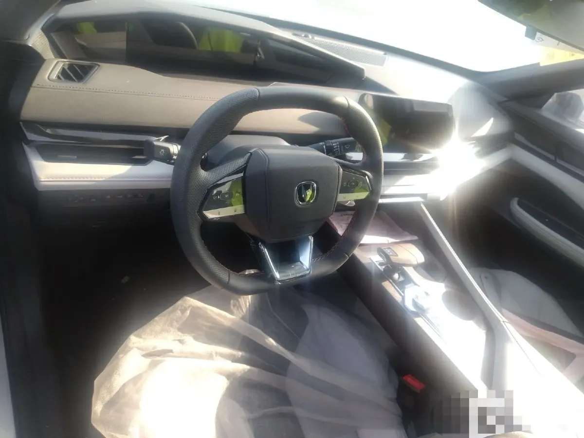 2024 ChangAn UNI-V iDD 1.5L 110HP L4 E-CVT PHEV 18.99KWH,autocango,china used car exporter,china ev exporter,chinese used car exporter,chinese used ev exporter