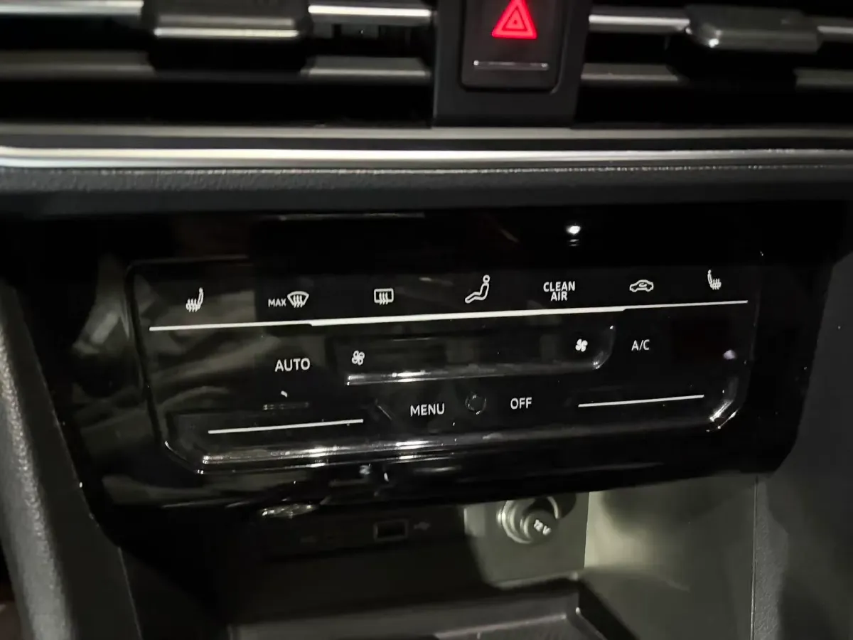 2023 Volkswagen Tiguan L 2.0T 186HP L4 7DCT,autocango,china used car exporter,china ev exporter,chinese used car exporter,chinese used ev exporter