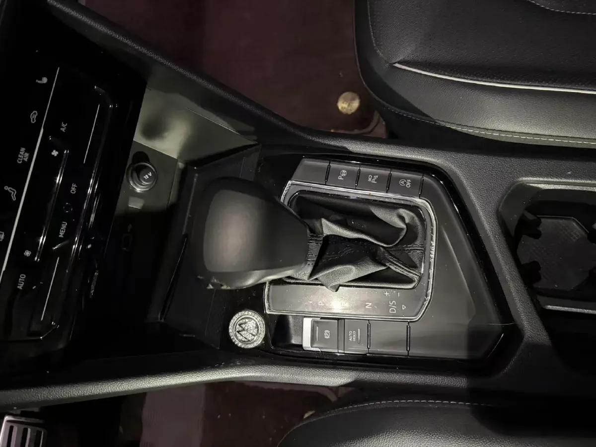 2023 Volkswagen Tiguan L 2.0T 186HP L4 7DCT,autocango,china used car exporter,china ev exporter,chinese used car exporter,chinese used ev exporter