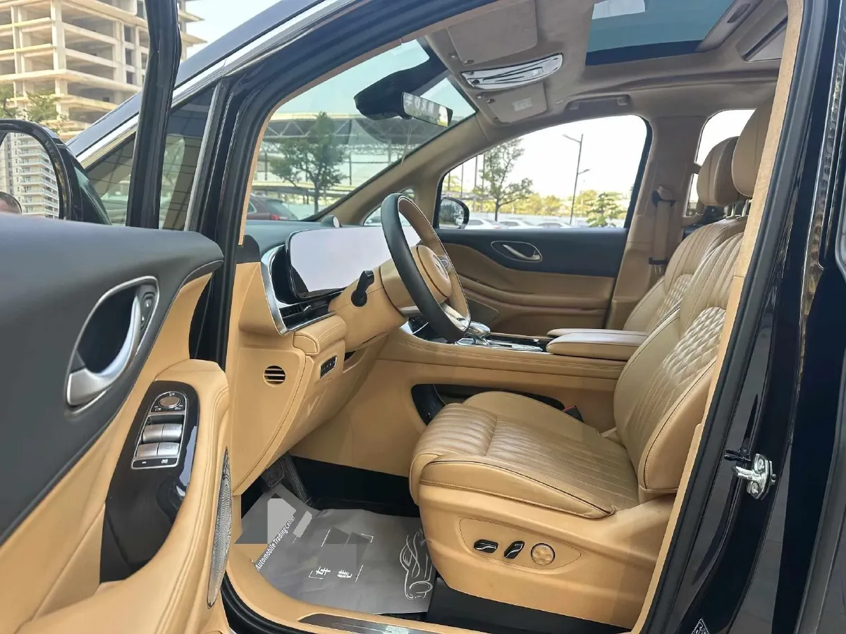 2024 Voyah Dream 1.5T 150HP L4 PHEV 43KWH,autocango,china used car exporter,china ev exporter,chinese used car exporter,chinese used ev exporter