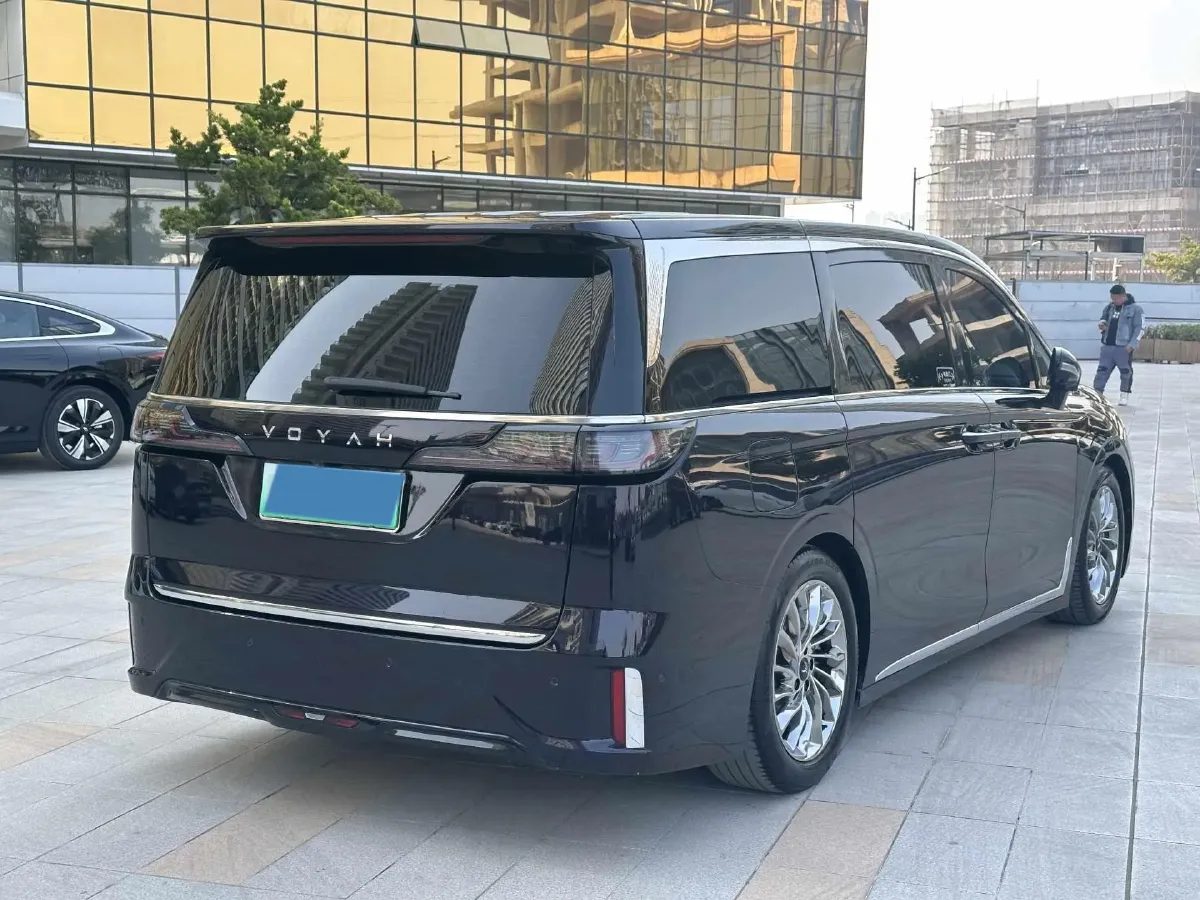 2024 Voyah Dream 1.5T 150HP L4 PHEV 43KWH,autocango,china used car exporter,china ev exporter,chinese used car exporter,chinese used ev exporter