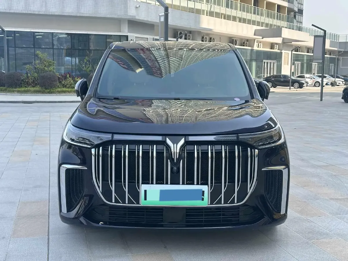2024 Voyah Dream 1.5T 150HP L4 PHEV 43KWH,autocango,china used car exporter,china ev exporter,chinese used car exporter,chinese used ev exporter