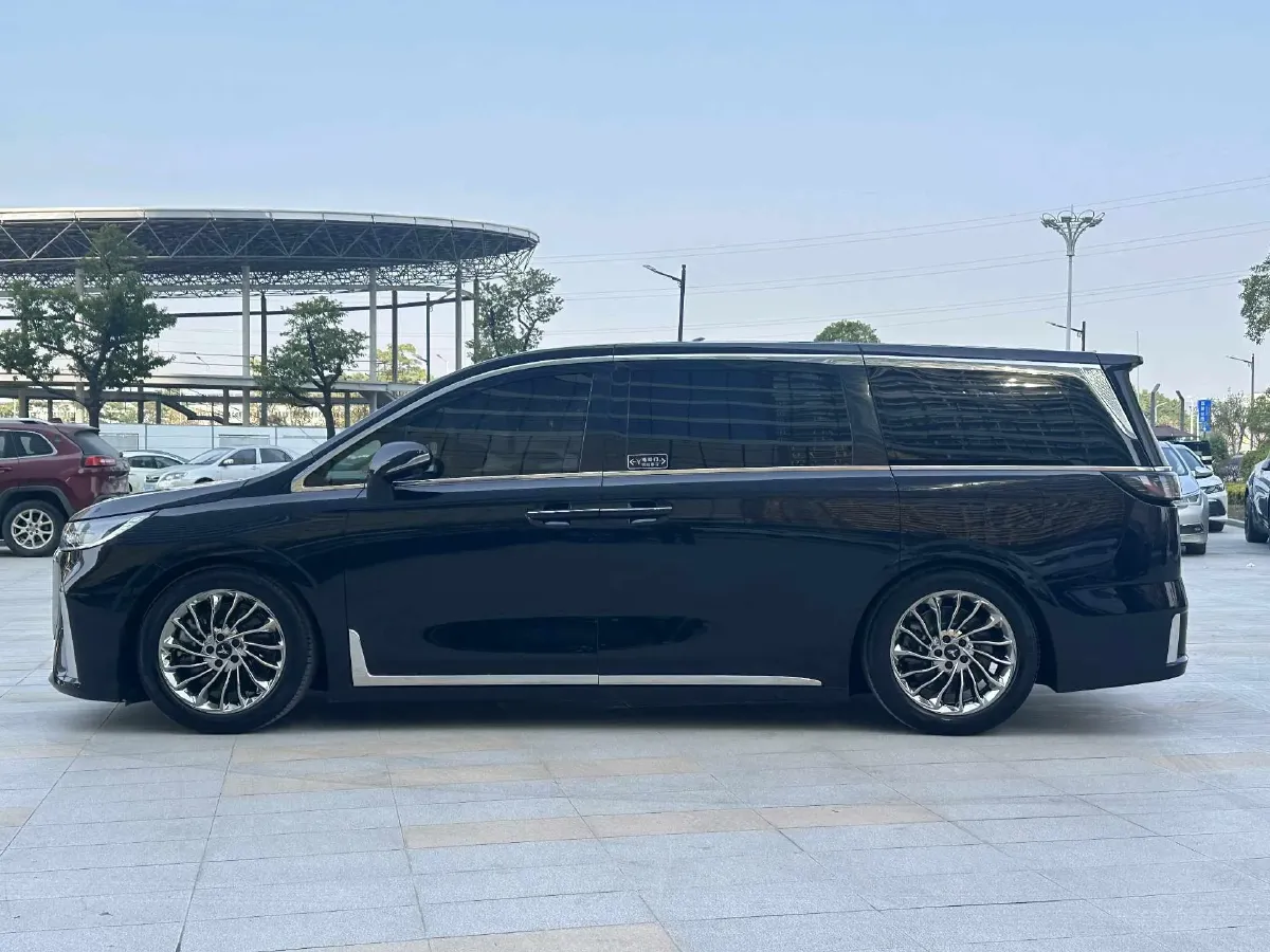 2024 Voyah Dream 1.5T 150HP L4 PHEV 43KWH,autocango,china used car exporter,china ev exporter,chinese used car exporter,chinese used ev exporter