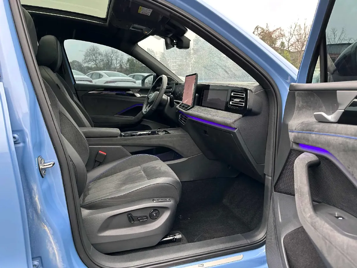 2024 Volkswagen Tiguan L 2.0T 220HP L4 7DCT,autocango,china used car exporter,china ev exporter,chinese used car exporter,chinese used ev exporter